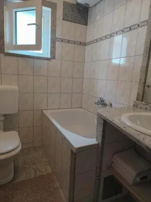 Kupaonica u objektu Apartments Ana Žaborić, 50 m od šljunčane plaže