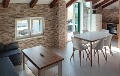 Kuhinja ili čajna kuhinja u objektu Pet Friendly Apartment In Sibenik With Wifi