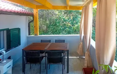 TV i/ili zabavni centar u objektu Pet Friendly Apartment In Sibenik With Wifi