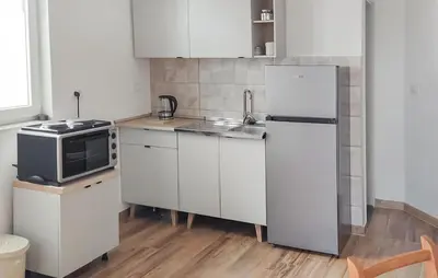 Kuhinja ili čajna kuhinja u objektu 1 Bedroom Gorgeous Apartment In Vodice