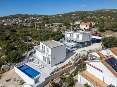 Pogled na planine ili pogled na planine iz vila