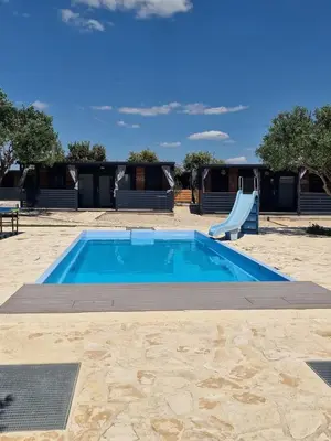 Bazen u objektu Vi&No Mobile Home - Camping Pirovac ili u blizini