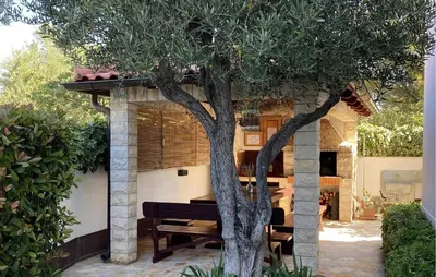 Vrt u objektu Stunning Apartment In Rogoznica With Wifi