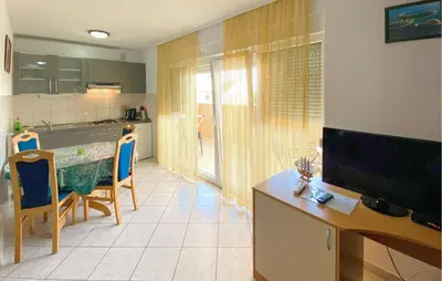 TV i/ili zabavni centar u objektu Stunning Apartment In Rogoznica With Wifi