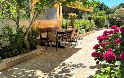 Vrt u objektu Stunning Apartment In Rogoznica With Wifi