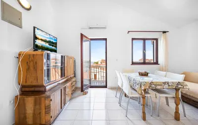 TV i/ili zabavni centar u objektu Stunning Apartment In Sibenik With Wifi