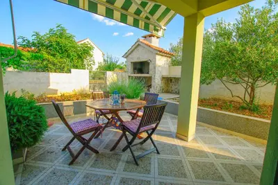Popločani dio dvorišta ili vanjski dio objekta House with garden and Barbecue grill in Murter