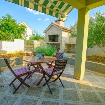 House with garden and Barbecue grill in Murter
