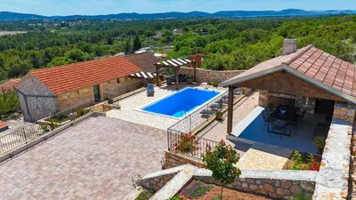 Bazen u objektu Villa Cubric ili u blizini
