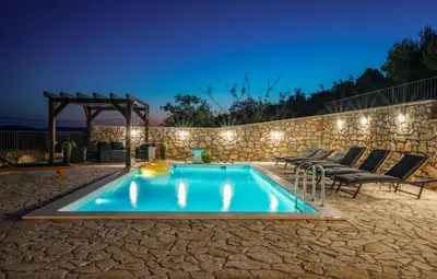 Bazen u objektu Villa Cubric ili u blizini