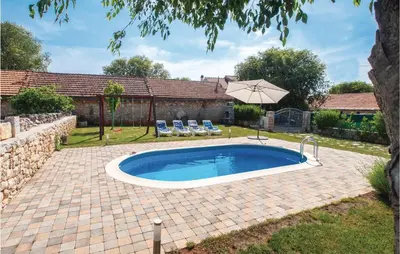 Bazen u objektu Holiday Home Lozovac With Outdoor Swimming Pool 441 ili u blizini