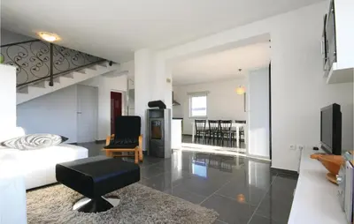 TV i/ili zabavni centar u objektu Holiday Home Drinovci With A Fireplace 444
