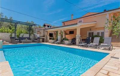 Bazen u objektu Beautiful Home In Brodarica With Wifi ili u blizini