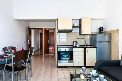 Kuhinja ili čajna kuhinja u objektu Apartments Brodarica Beach