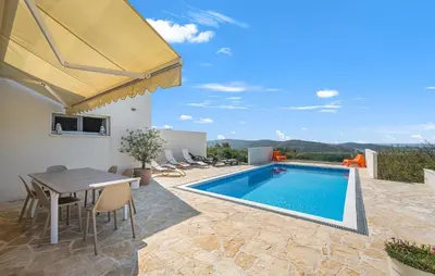 Bazen u objektu 4 Bedroom Stunning Home In Jarebinjak ili u blizini