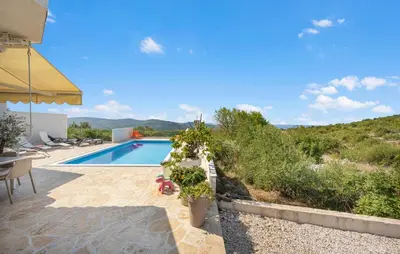 Bazen u objektu 4 Bedroom Stunning Home In Jarebinjak ili u blizini