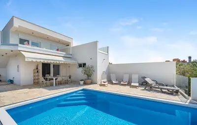 Bazen u objektu 4 Bedroom Stunning Home In Jarebinjak ili u blizini