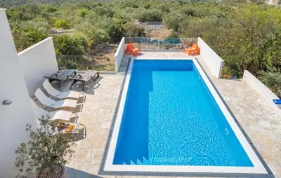 Bazen u objektu 4 Bedroom Stunning Home In Jarebinjak ili u blizini