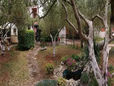 Vrt u objektu Apartments Marija - One Bedroom Apartment with Balcony Plavi A3