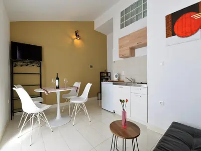 Kuhinja ili čajna kuhinja u objektu Apartments Helena - One bedroom apartment with Balcony and Sea View - A1