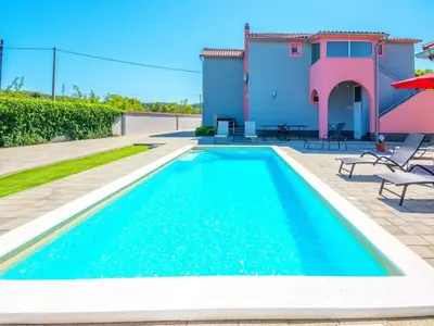 Bazen u objektu Holiday Home Marinela - Four Bedroom Holiday Home with Swimming Pool ili u blizini