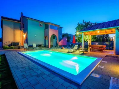 Bazen u objektu Holiday Home Marinela - Four Bedroom Holiday Home with Swimming Pool ili u blizini