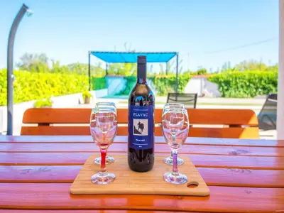 Pića u objektu Holiday Home Marinela - Four Bedroom Holiday Home with Swimming Pool