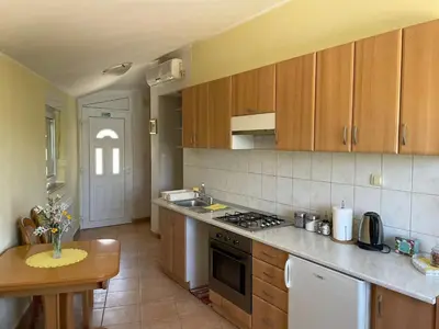 Kuhinja ili čajna kuhinja u objektu Apartment Luka - One Bedroom Apartment with Balcony and Sea View