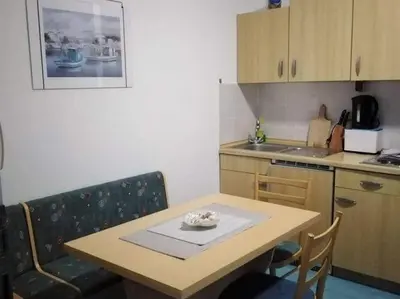 Kuhinja ili čajna kuhinja u objektu Apartments Marija - One Bedroom Apartment with Balcony and Sea View uti A2