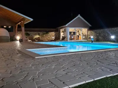 Bazen u objektu Villa Nika ili u blizini