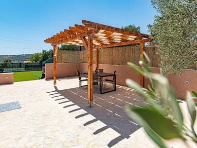 Popločani dio dvorišta ili vanjski dio objekta Apartment with swimming pool and 2 rooms