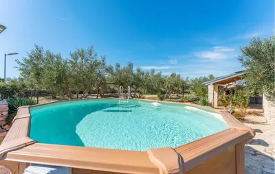 Bazen u objektu Lovely Home In Prosika With Wifi ili u blizini