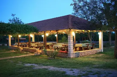 Restoran ili neka druga zalogajnica u objektu Agrotourism Galic Krka