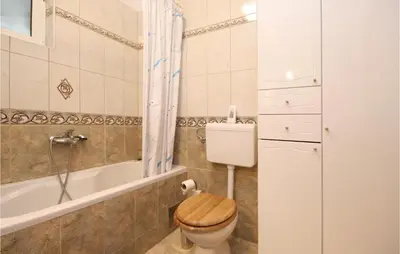 Kupaonica u objektu Two-Bedroom Holiday Home Jezera With A Fireplace 05