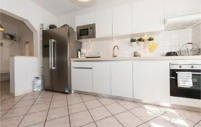 Kuhinja ili čajna kuhinja u objektu Five-Bedroom Holiday Home Primosten With Sea View 06