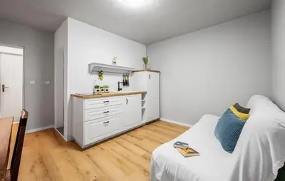 Kuhinja ili čajna kuhinja u objektu Five-Bedroom Holiday Home Primosten With Sea View 06