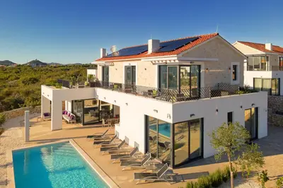 Bazen u objektu Villa Liliana Vodice ili u blizini