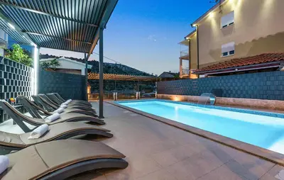 Bazen u objektu 6 Bedroom Stunning Home In Podglavica ili u blizini