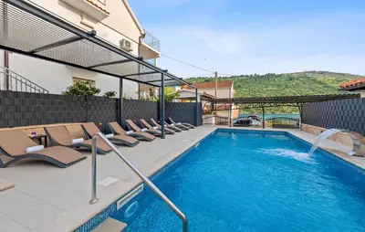 Bazen u objektu 6 Bedroom Stunning Home In Podglavica ili u blizini