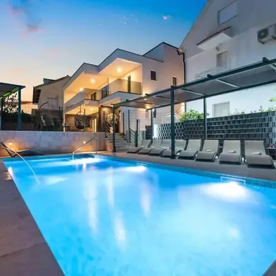 6 Bedroom Stunning Home In Podglavica