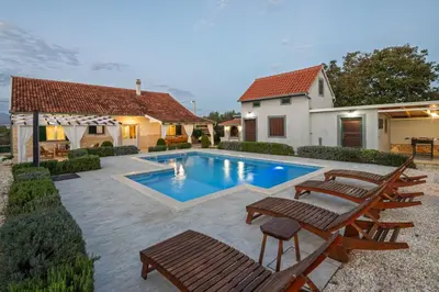 Bazen u objektu Villa Mirkov San ili u blizini