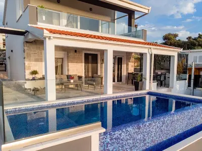 Bazen u objektu Seaside luxury villa with a swimming pool Razanj, Rogoznica - 23572 ili u blizini