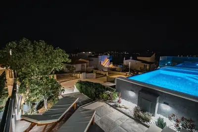 Bazen u objektu Seaside luxury villa with a swimming pool Razanj, Rogoznica - 23572 ili u blizini