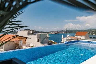 Bazen u objektu Seaside luxury villa with a swimming pool Razanj, Rogoznica - 23572 ili u blizini