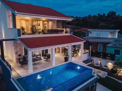Bazen u objektu Seaside luxury villa with a swimming pool Razanj, Rogoznica - 23572 ili u blizini