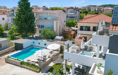 Bazen u objektu Gorgeous Apartment In Vodice With Wifi ili u blizini