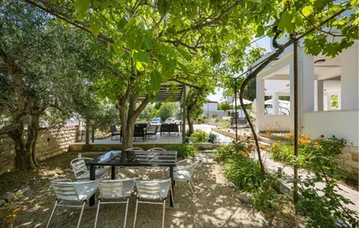 Vrt u objektu Gorgeous Apartment In Vodice With Wifi