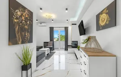 TV i/ili zabavni centar u objektu Gorgeous Apartment In Vodice With Wifi