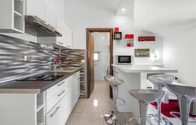 Kuhinja ili čajna kuhinja u objektu 2 Bedroom Luxurious Apartment In Vodice