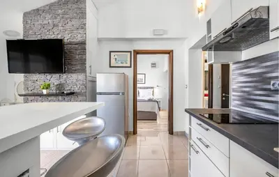 Kuhinja ili čajna kuhinja u objektu 2 Bedroom Luxurious Apartment In Vodice